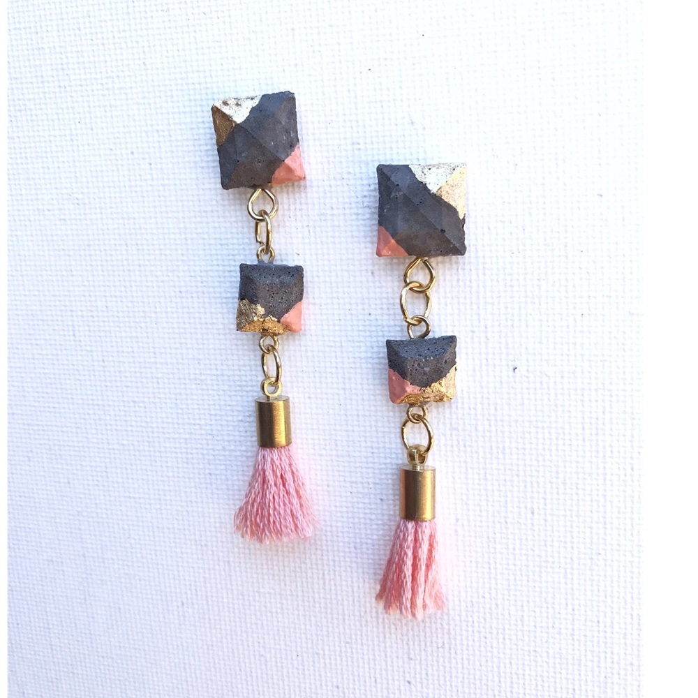 Concrete double square tassel earrings (coral)